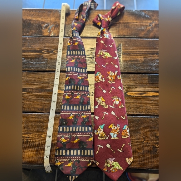 2 Fun men's Ties. Looney tunes and Snow White. 😁 - Picture 3 of 9